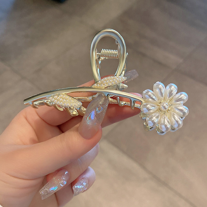 Haarspange mit Perlenblume