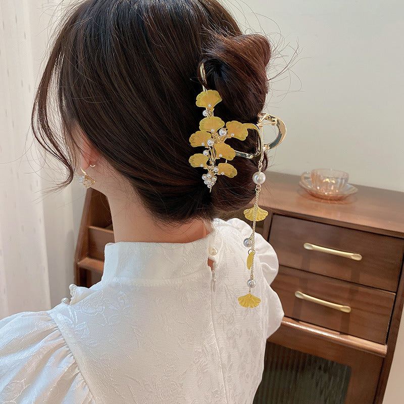 Pince à cheveux à pompon en feuille de ginkgo 