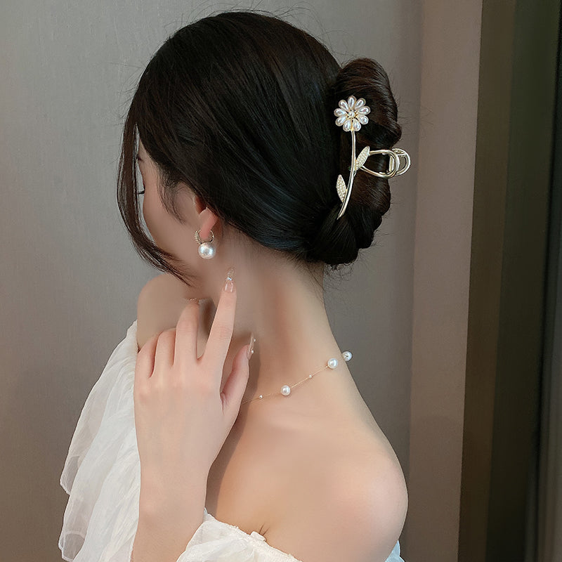 Haarspange mit Perlenblume
