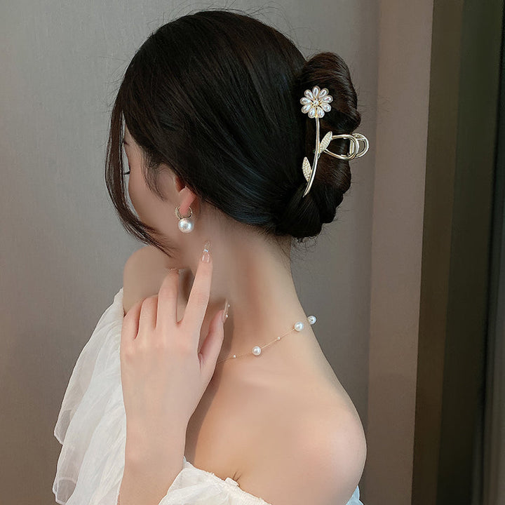 Haarspange mit Perlenblume