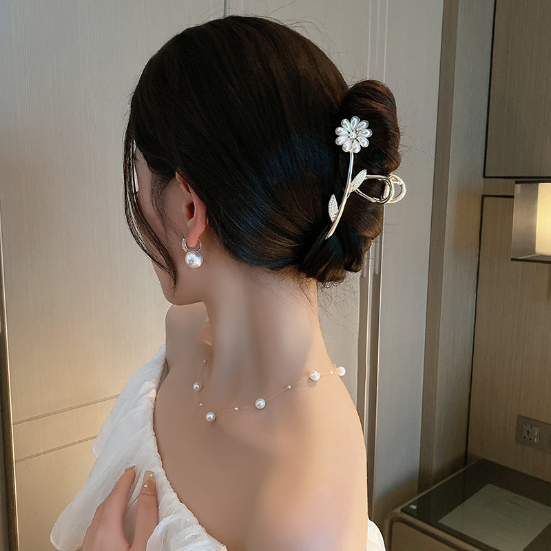 Haarspange mit Perlenblume
